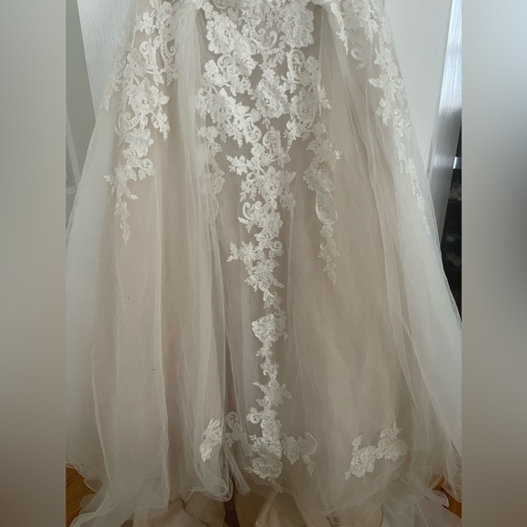 Wedding dress and veil - Picture 4 of 8